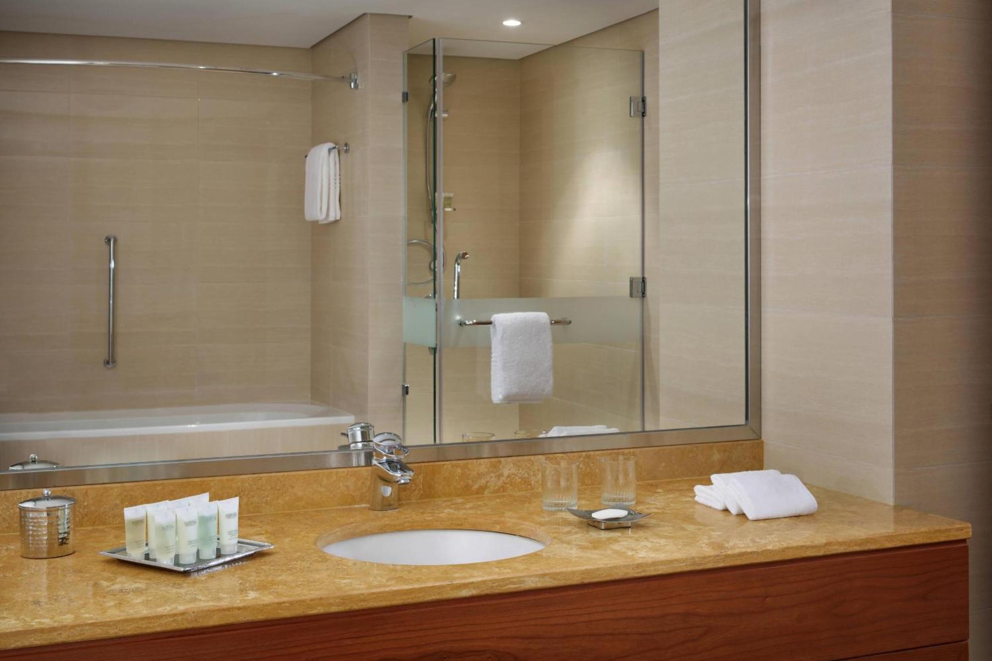 คอร์ตยาร์ด คูเวต ซิตี้ Hotel Kuwait City ภายนอก รูปภาพ